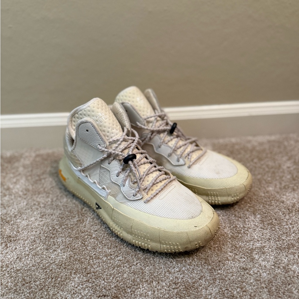 Brandblack Off-White High-Top Sneakers
